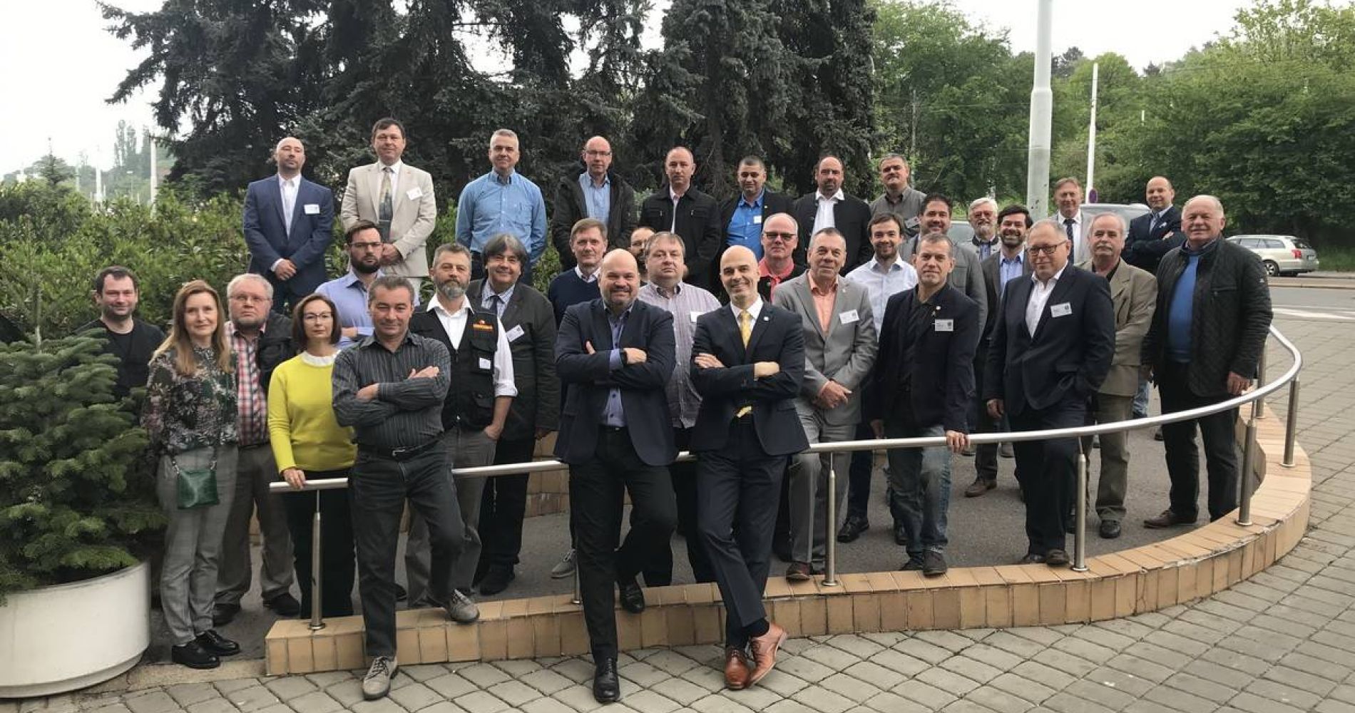 Gruppenfoto der VEUKO Delegierten vor dem Tagungshotel in Prag